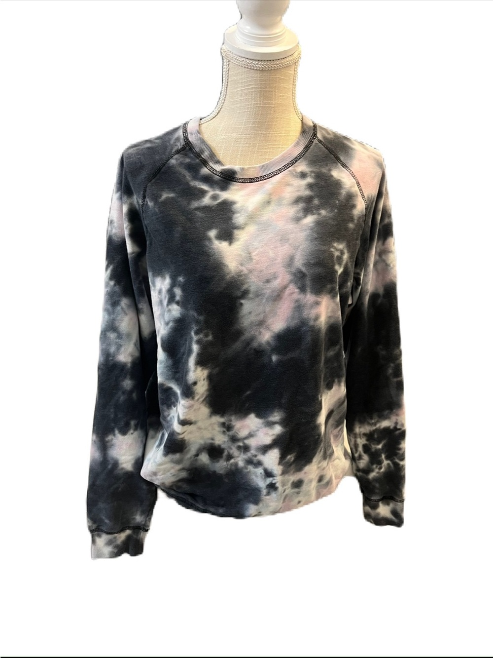 Tie-Dye Crewneck Sweatshirt in Black and Pale Pink m